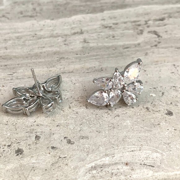 NEW~ Anthropologie Shashi Petite Fallen Leaf Stud Earrings - Picture 8 of 10